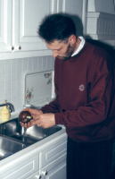 Bekijk detail van "Palmpasen optuigen in de keuken van de familie Paul Brandehof."