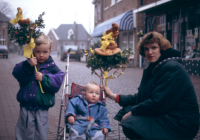 Bekijk detail van "Kinderen met hun palmpasen voor het vertrek van de palmpasenoptocht."