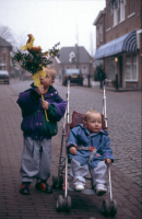 Bekijk detail van "Kinderen met hun palmpasen voor het vertrek van de palmpasenoptocht."