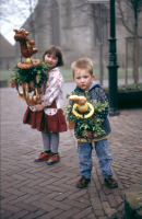 Bekijk detail van "Kinderen met hun palmpasen voor het vertrek van de palmpasenoptocht."