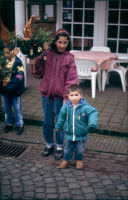 Bekijk detail van "Kinderen met hun palmpasen staan klaar voor de palmpasenoptocht door het centrum van Ootmarsum."