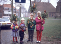 Bekijk detail van "Kinderen wachten op de start van de palmpasenoptocht."