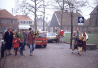 Bekijk detail van "De familie Jan Bank doet mee met de palmpasenoptocht."