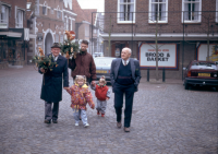 Bekijk detail van "Paul Brandehof met zijn <span class="highlight">gezin</span> op weg naar de palmpasenoptocht."