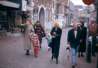 Bekijk detail van "De familie Averes op weg naar de palmpasenoptocht."