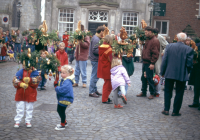 Bekijk detail van "Verzamelen op de Markt voor de palmpasenoptocht door het centrum van Ootmarsum."