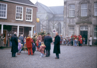 Bekijk detail van "Verzamelen op de Markt voor de palmpasenoptocht door het centrum van Ootmarsum."