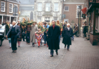 Bekijk detail van "De palmpasenoptocht zet zich in beweging trekt door de straatjes van Ootmarsum."