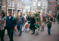 Bekijk detail van "De palmpasenoptocht trekt door de straatjes van Ootmarsum."