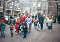 Bekijk detail van "De palmpasenoptocht trekt door de straatjes van Ootmarsum."