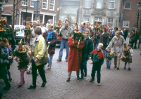 Bekijk detail van "De palmpasenoptocht trekt door de straatjes van Ootmarsum."