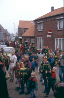 Bekijk detail van "De palmpasenoptocht trekt door de straatjes van Ootmarsum."