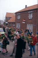 Bekijk detail van "De palmpasenoptocht trekt door de straatjes van Ootmarsum."