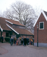 Bekijk detail van "De palmpasenoptocht trekt door de straatjes van Ootmarsum."