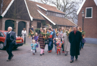 Bekijk detail van "De palmpasenoptocht trekt door de straatjes van Ootmarsum."