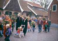 Bekijk detail van "De palmpasenoptocht trekt door de straatjes van Ootmarsum."