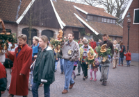 Bekijk detail van "De palmpasenoptocht trekt door de straatjes van Ootmarsum."