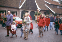 Bekijk detail van "De palmpasenoptocht trekt door de straatjes van Ootmarsum."