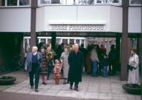 Bekijk detail van "De palmpasenoptocht trekt door de straatjes van Ootmarsum."