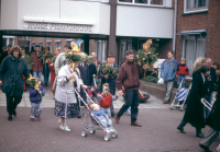 Bekijk detail van "De palmpasenoptocht trekt door de straatjes van Ootmarsum."