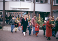 Bekijk detail van "De palmpasenoptocht trekt door de straatjes van Ootmarsum."