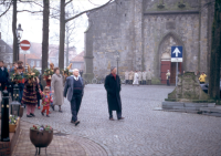 Bekijk detail van "De palmpasenoptocht trekt door de straatjes van Ootmarsum."