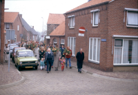 Bekijk detail van "De palmpasenoptocht trekt door de straatjes van Ootmarsum."