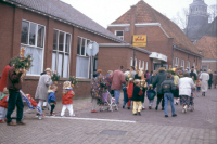 Bekijk detail van "De palmpasenoptocht trekt door de straatjes van Ootmarsum naar café het Hoge Linde."