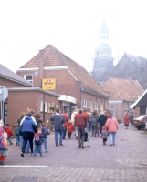 Bekijk detail van "De palmpasenoptocht trekt door de straatjes van Ootmarsum naar café het Hoge Linde waar de palmpasens worden beoordeeld."