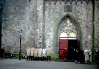 Bekijk detail van "De Poaskearls staan op palmzondag bij de hoofdingang van de kerk."