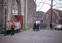 Bekijk detail van "De Poaskearls op Palmzondag voor de hoofdingang van de kerk."