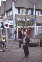 Bekijk detail van "De stadsomroeper vraagt de mensen om mee te gaan paashout halen."