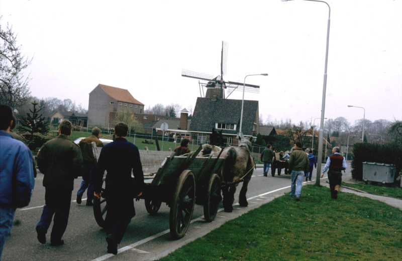 Bekijk detail van "Twee paaswagens vanaf erve Aarnink op weg naar de Markt."