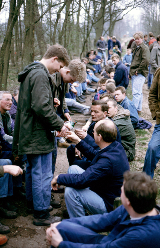 Bekijk detail van "De Poaskearls Ben Broekhuis en Teun Eertman gaan rond met een borrel."