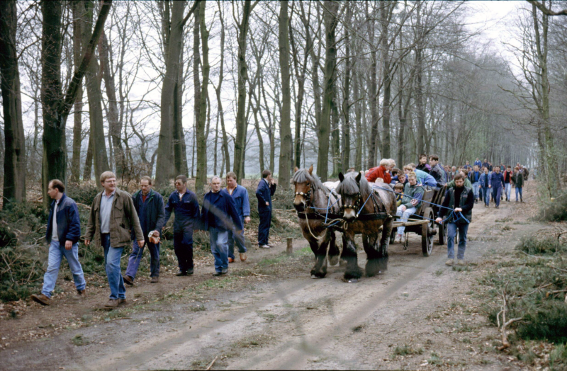 Bekijk detail van "De paasstoet bereikt het Paashout aan de Mosbeekweg."