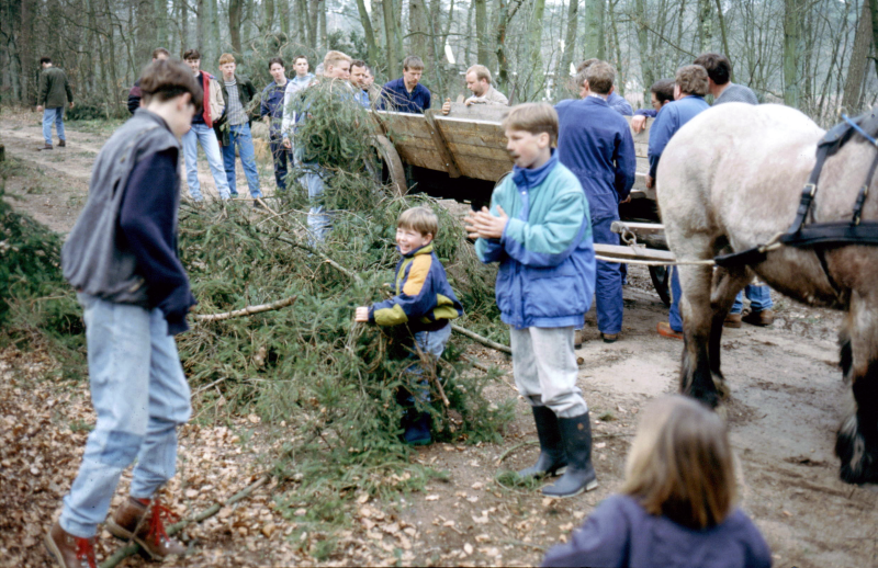 Bekijk detail van "De Poaskearls zijn bezig met het recht leggen van de planken van de wagen."