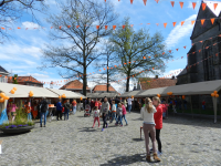 Bekijk detail van "De jeugd vermaakt zich goed op koningsdag."