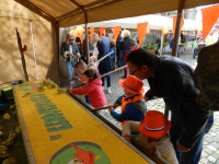 Bekijk detail van "De jeugd vermaakt zich goed op koningsdag."