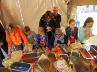 Bekijk detail van "De jeugd vermaakt zich goed op koningsdag."