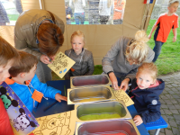 Bekijk detail van "De jeugd vermaakte zich goed op koningsdag."