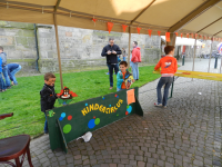 Bekijk detail van "De jeugd vermaakt zich goed op koningsdag."