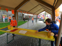 Bekijk detail van "De jeugd vermaakt zich goed op koningsdag."