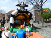 Bekijk detail van "De jeugd vermaakt zich goed op koningsdag."