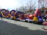 Bekijk detail van "De jeugd vermaakt zich goed op koningsdag."