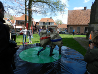 Bekijk detail van "De jeugd vermaakt zich goed op koningsdag."