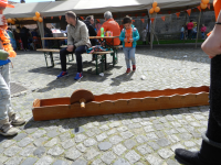 Bekijk detail van "De jeugd vermaakt zich goed op koningsdag."