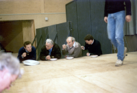 Bekijk detail van "Snert eten tijdens de opbouw van de zitting in de sporthal."