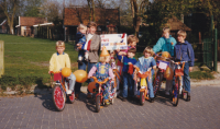 Bekijk detail van "Kinderen van het pleintje aan de Paaskampstegge met versierde fietsen t.g.v. koninginnedag."