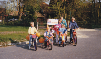 Bekijk detail van "Kinderen van het pleintje aan de Paaskampstegge met versierde fietsen t.g.v koninginnedag."