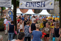 Bekijk detail van "Veel deelnemers aan de start bij de avondvierdaagse Ootmarsum."